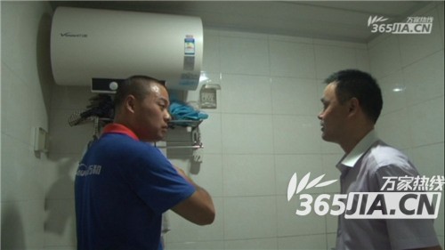 赢博售后正在为刘师傅讲解电热水器的安全使用规范
